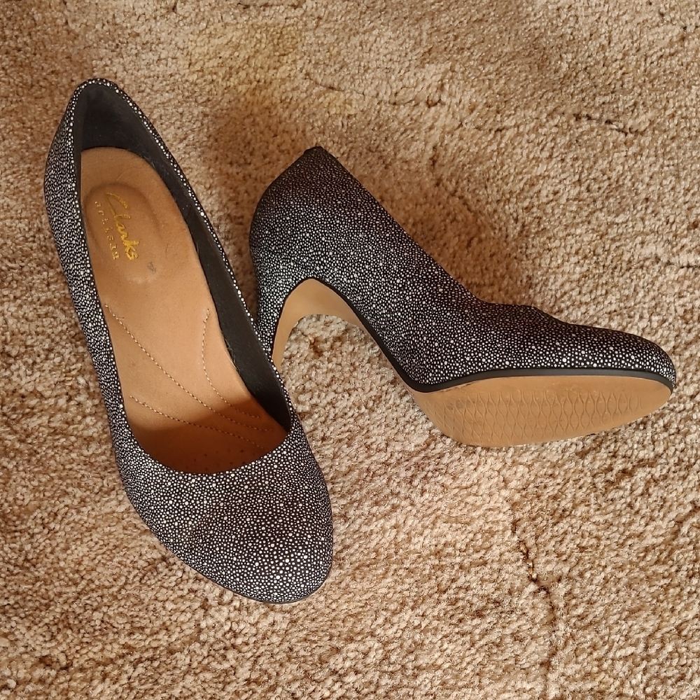 Elegant Black and White Heels with Textured Finish